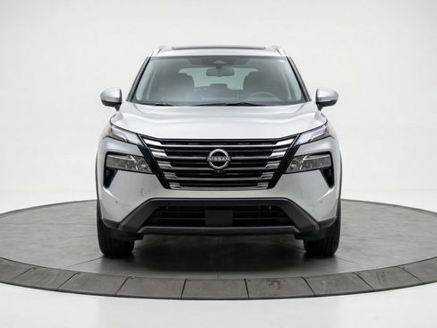 Used 2025 Nissan Rogue SV image 2