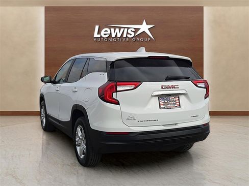 Used 2024 GMC Terrain SLE image 3
