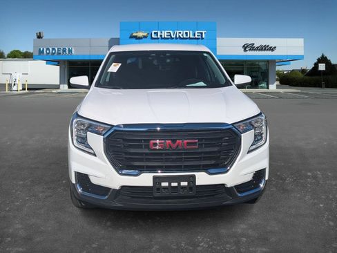 Used 2024 GMC Terrain SLE image 2