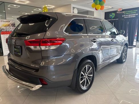 Used 2017 Toyota Highlander XLE AWD/4WD image 12