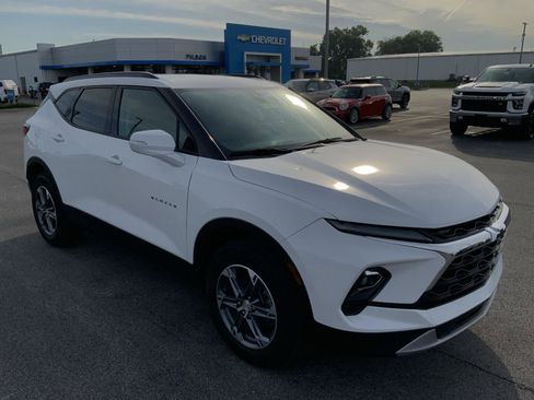 Used 2024 Chevrolet Blazer LT FWD image 2