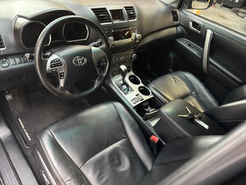 Used 2012 Toyota Highlander SE w/ Tow Pkg AWD/4WD image 12