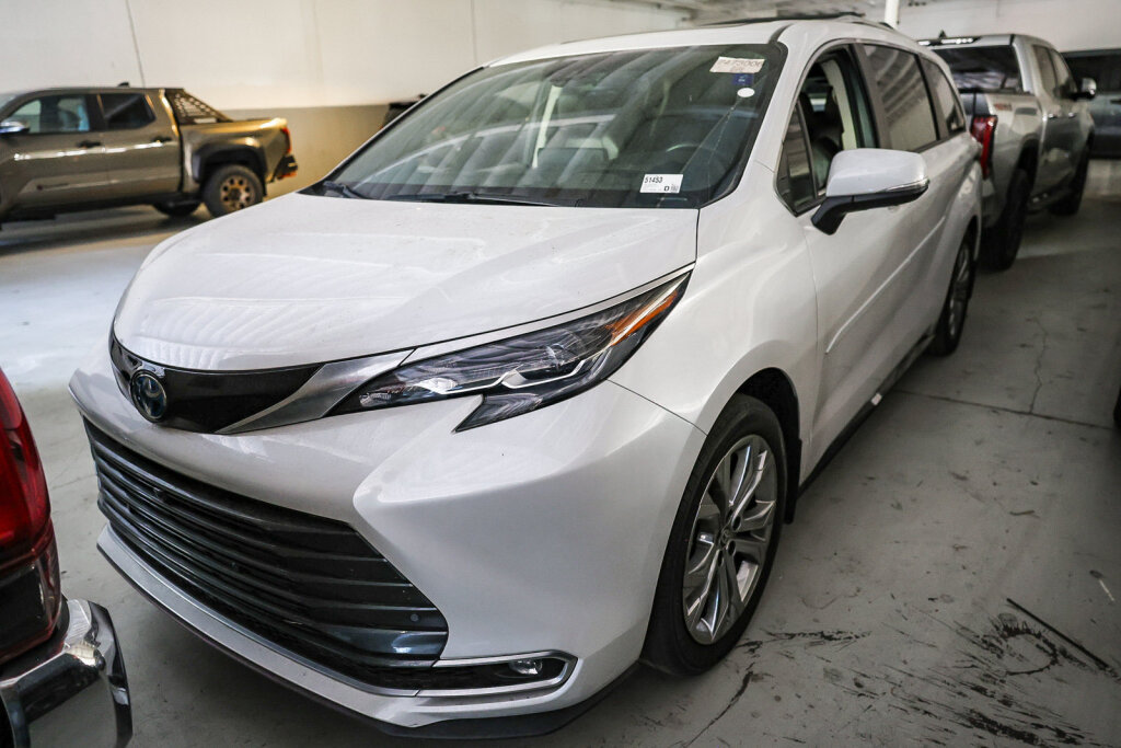Certified 2024 Toyota Sienna Platinum FWD image 2