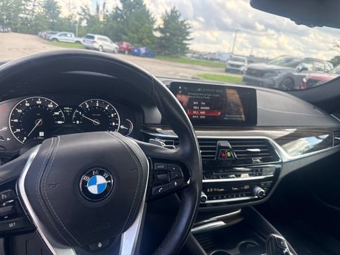 Used 2019 BMW 530i xDrive w/ Convenience Package AWD/4WD image 3