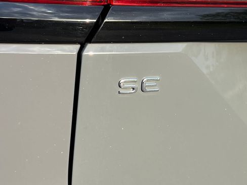 Used 2024 Volkswagen Atlas Peak Edition SE AWD/4WD image 18