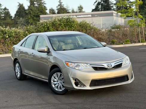 Used 2013 Toyota Camry LE FWD image 2