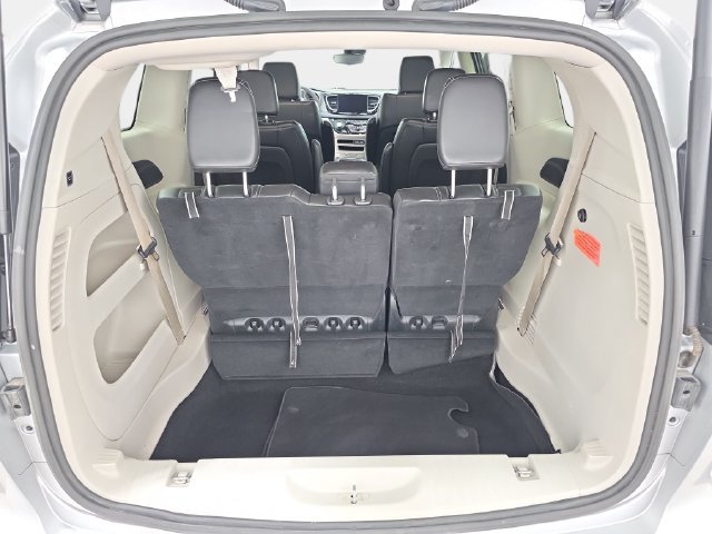 Used 2024 Chrysler Pacifica Touring-L FWD image 34