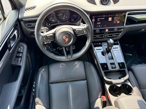 Used 2025 Porsche Macan AWD/4WD image 17