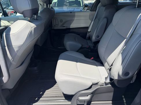 Used 2023 Toyota Sienna XLE AWD/4WD image 23