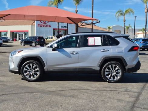 Used 2021 Toyota RAV4 XLE Premium image 9