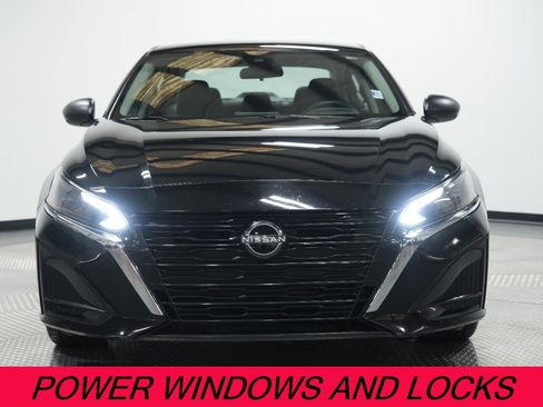 Used 2024 Nissan Altima 2.5 SV image 2