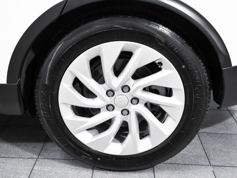 Used 2025 Land Rover Discovery S image 8