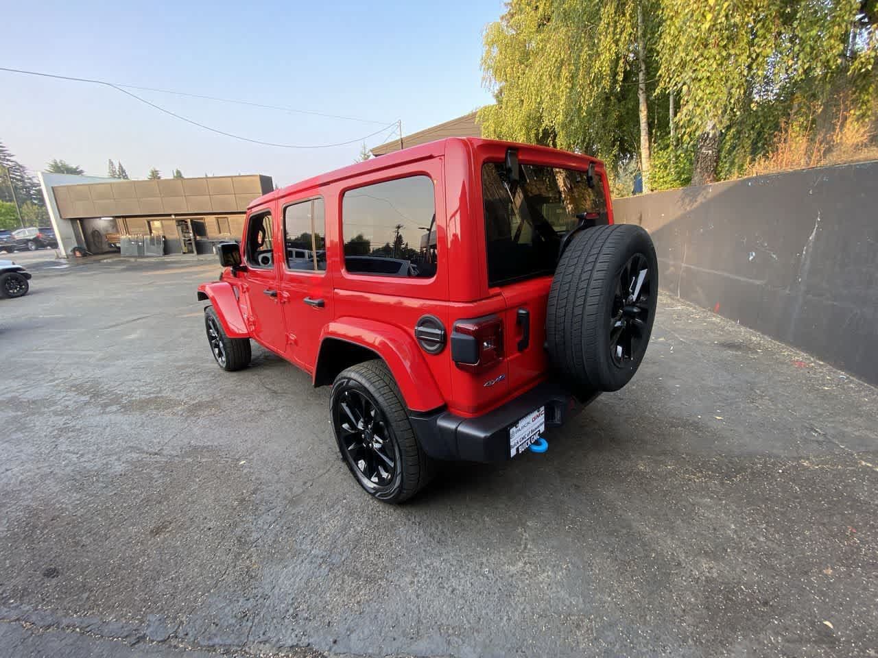 Used 2024 Jeep Wrangler Unlimited Sahara AWD/4WD image 4