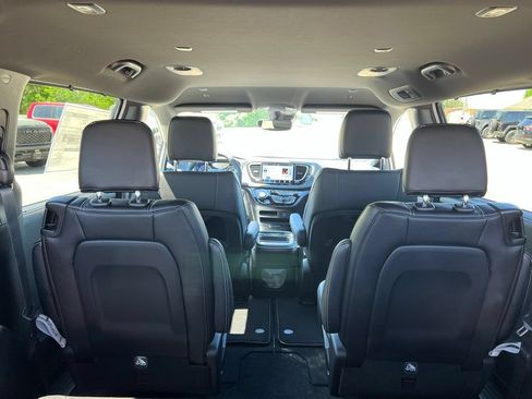 New 2027 Chrysler Pacifica Select FWD image 17