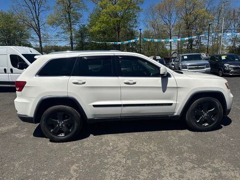Used 2011 Jeep Grand Cherokee Laredo AWD/4WD image 4