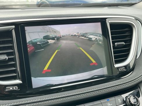 Used 2025 Chrysler Pacifica Limited image 24