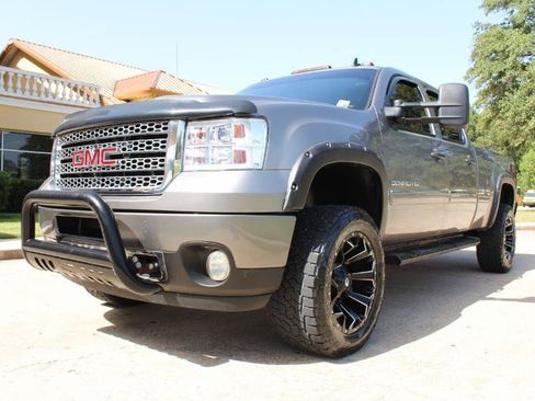 Used 2013 GMC Sierra 2500 Denali w/ Suspension Package, Off-Road AWD/4WD image 9