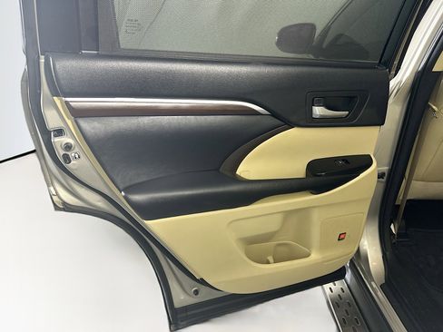 Used 2016 Toyota Highlander Limited Platinum image 28
