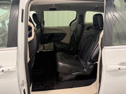 Used 2023 Chrysler Pacifica Touring-L FWD image 8
