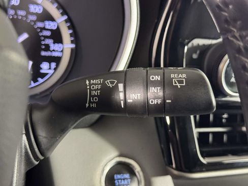 Used 2020 Toyota Highlander XLE AWD/4WD image 24