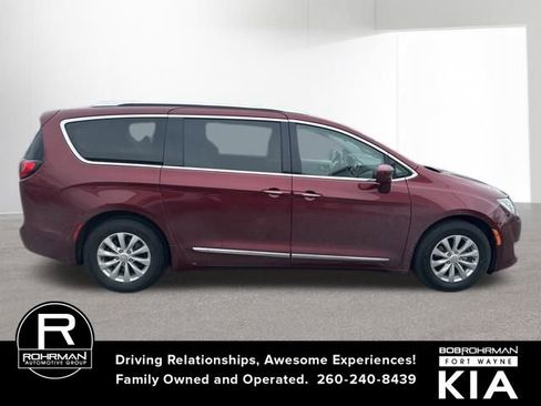 Used 2018 Chrysler Pacifica Touring-L image 6