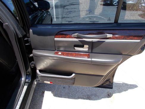 Used 2011 Lincoln Town Car Executive L RWD image 18
