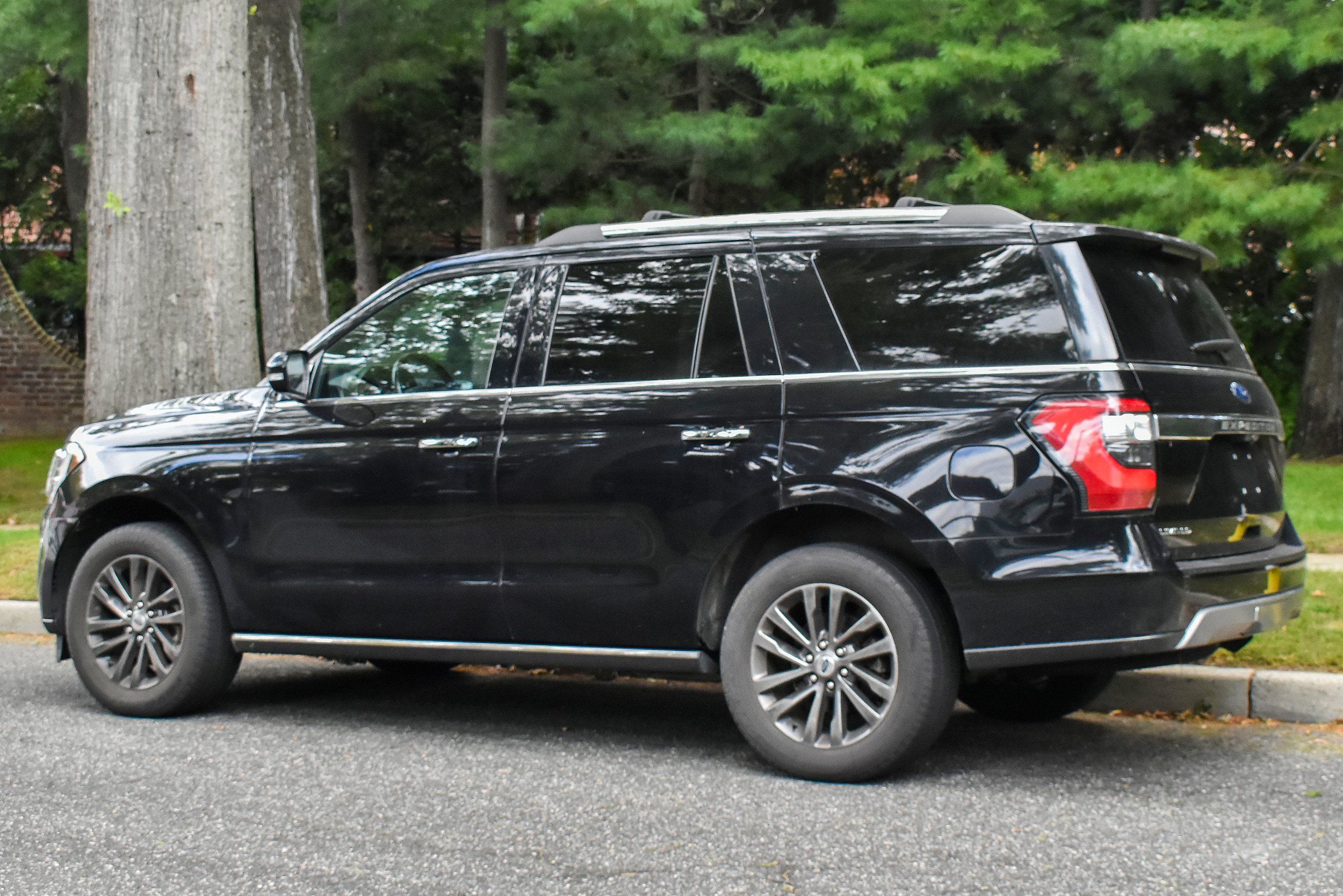 Used 2019 Ford Expedition Limited w/ Driver Assistance Package AWD/4WD image 5