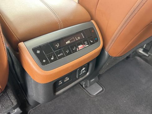 Used 2023 Nissan Pathfinder Platinum FWD image 34