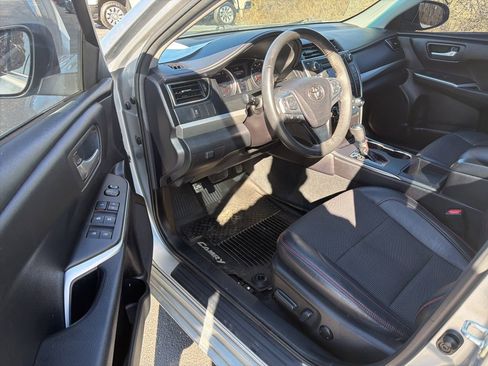 Used 2017 Toyota Camry SE w/ Moonroof Package image 8