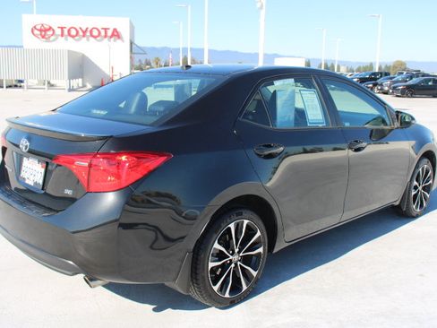 Used 2017 Toyota Corolla SE w/ SE Premium Package image 3
