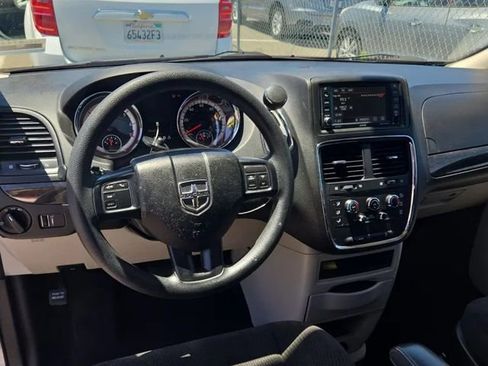 Used 2018 Dodge Grand Caravan SE w/ UConnect Hands-Free Group FWD image 2