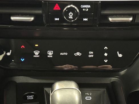 Used 2025 Nissan Kicks SR w/ SR Premium Package image 18