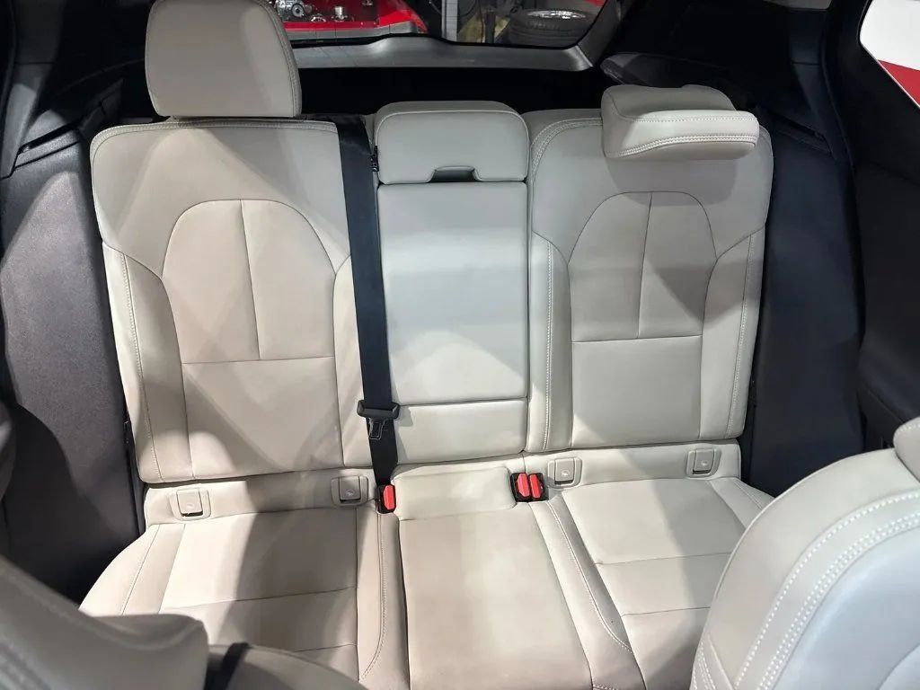 Used 2024 Volvo XC40 B5 Plus AWD/4WD image 19
