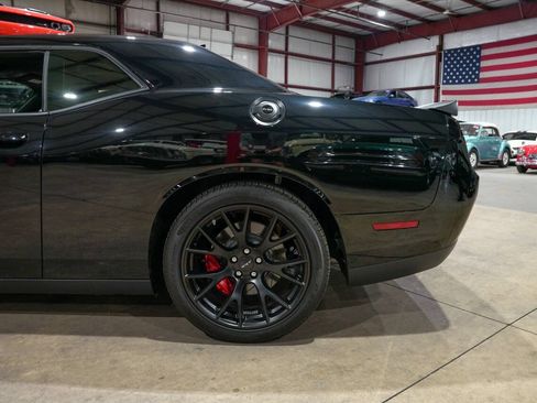 Used 2016 Dodge Challenger SRT Hellcat RWD image 5
