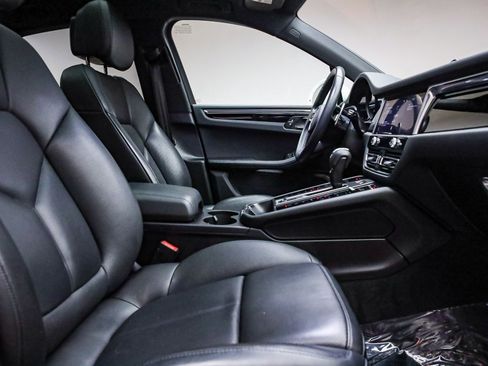 Used 2022 Porsche Macan S image 21