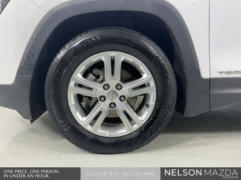 Used 2022 GMC Terrain SLE w/ Driver Convenience Package FWD image 10