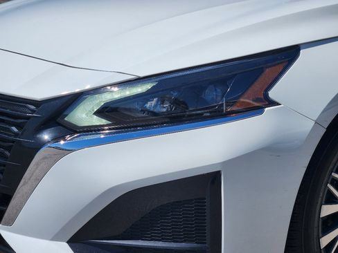 Used 2025 Nissan Altima 2.5 SV image 8