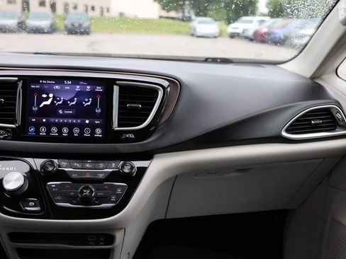 Used 2018 Chrysler Pacifica Touring-L w/ Advanced Safetytec Group FWD image 26