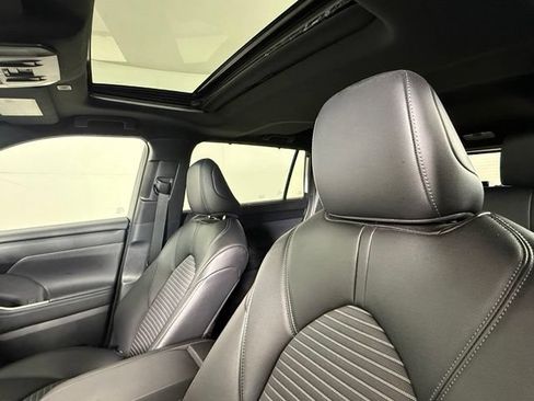 Used 2024 Toyota Highlander XSE FWD image 5