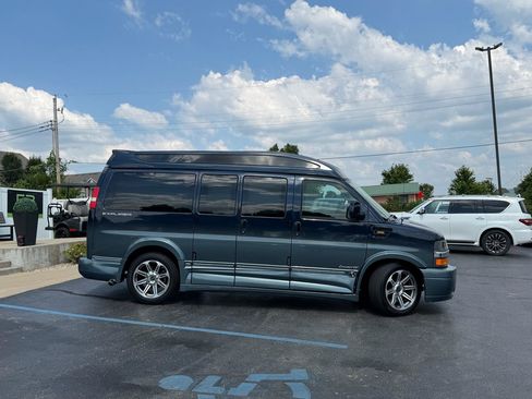 Used 2017 Chevrolet Express 2500 RWD image 2