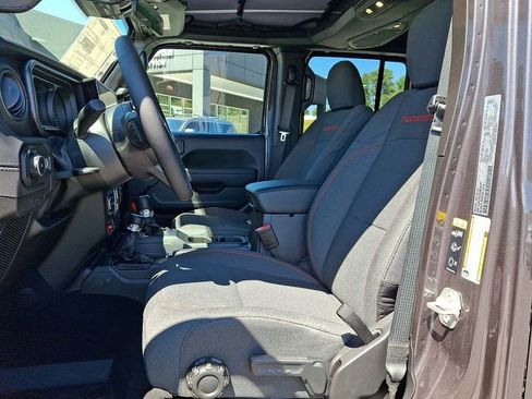 Used 2025 Jeep Wrangler Unlimited Rubicon w/ Convenience Group AWD/4WD image 6