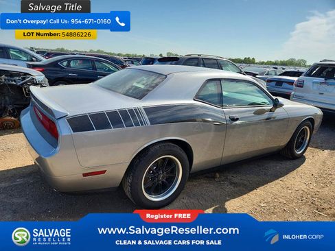Used 2014 Dodge Challenger SXT RWD image 4