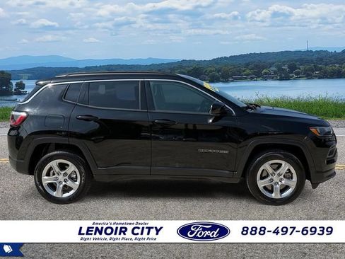 Used 2024 Jeep Compass Latitude AWD/4WD image 2