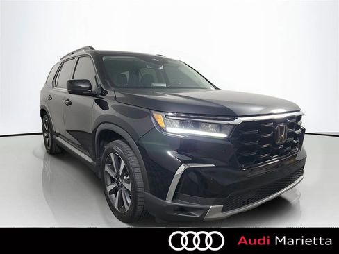 Used 2025 Honda Pilot Touring image 1