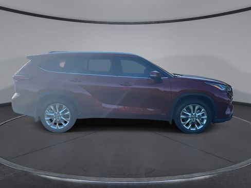 Certified 2026 Toyota Highlander Limited AWD/4WD image 9