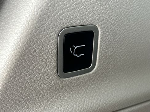 Used 2023 Chrysler Pacifica Touring-L image 21