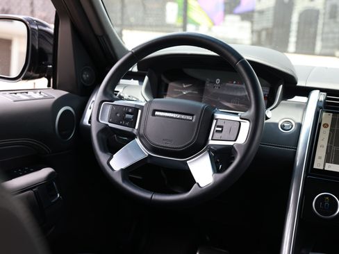 Used 2024 Land Rover Discovery Metropolitan Edition AWD/4WD image 41