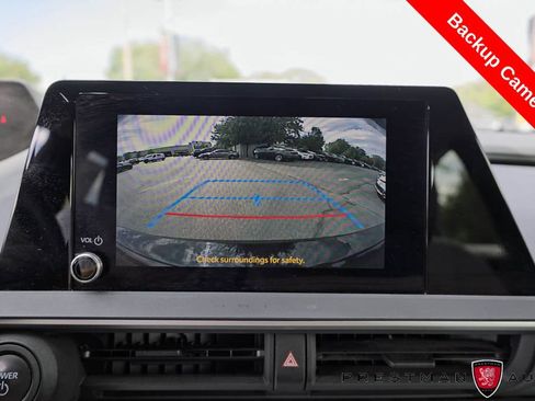 Used 2024 Toyota Prius LE FWD image 4