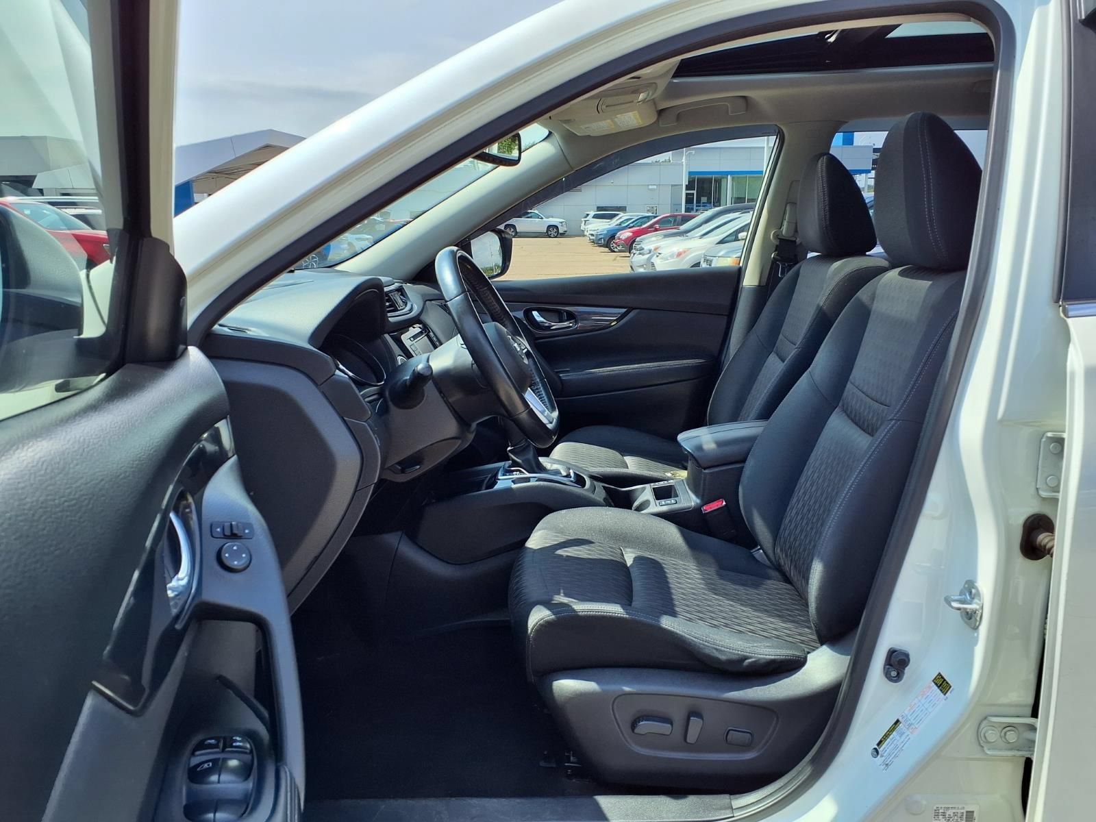 Used 2017 Nissan Rogue SV AWD/4WD image 18