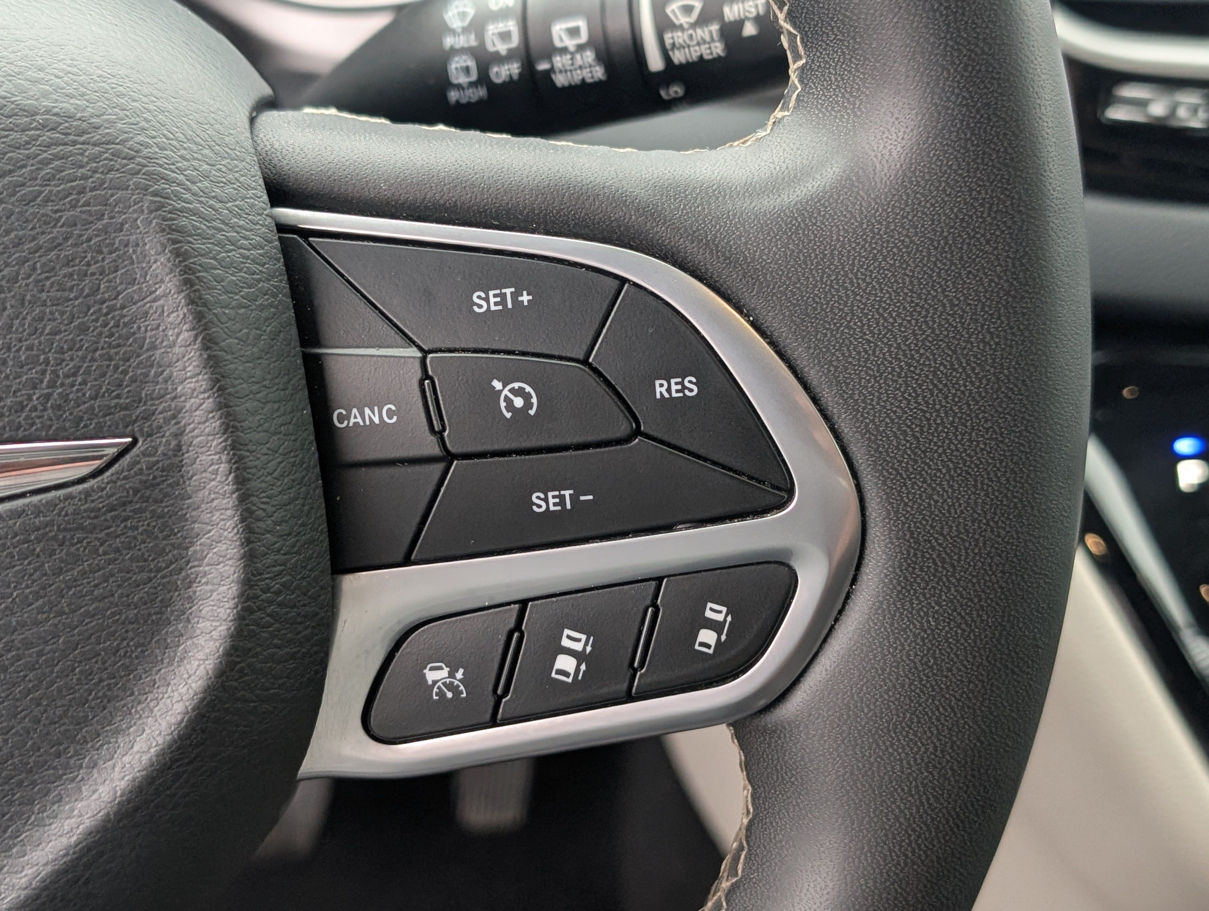 Used 2023 Chrysler Pacifica Touring-L FWD image 23